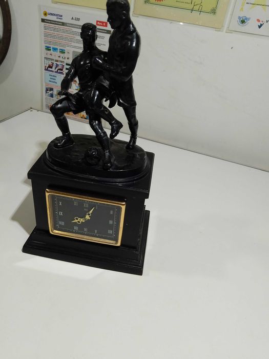 Оригин. антикварные настоль. часы Касли, модель знаменитые Футболисты