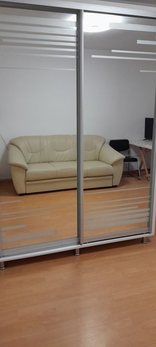Dau în chirie apartament cu o camera
