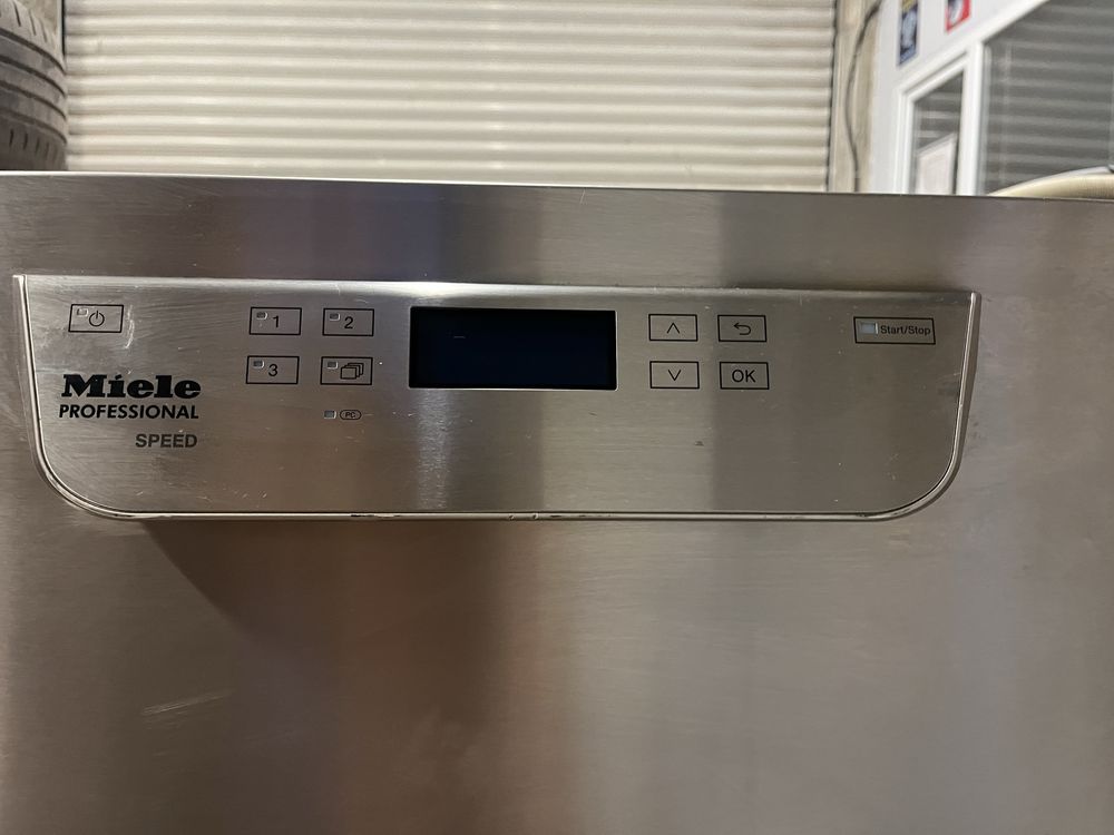 Професионална съдомиялна машина Miele PG 8055
