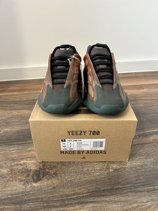 Adidas Yeezy 700 Copper Fade . Noi in cutie. 37 1/3 ,39 1/3 , 42 .