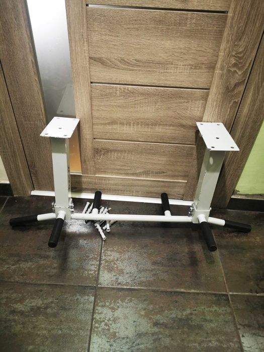 Продавам лост за монтаж на стена