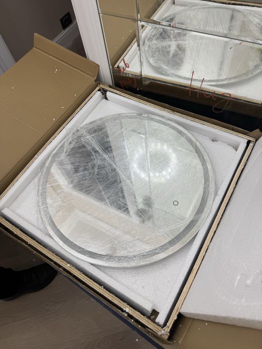 Продам зеркало с подсветкой новое