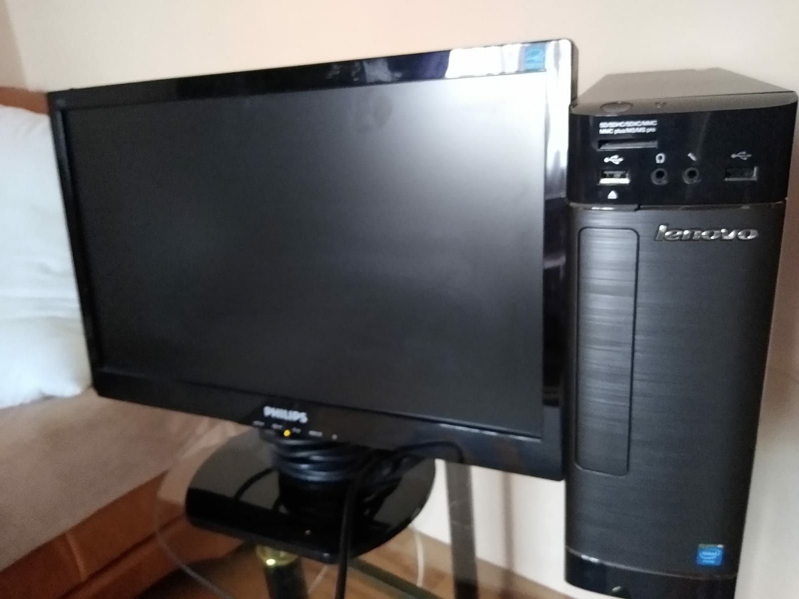Calculator unitate Lenovo și monitor Philips