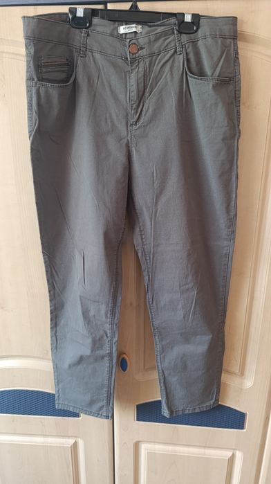 Черные стрейчевые джинсы на 48 размер