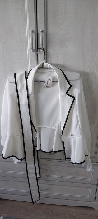 Нарядная кофта с пышными рукавами из гипюра