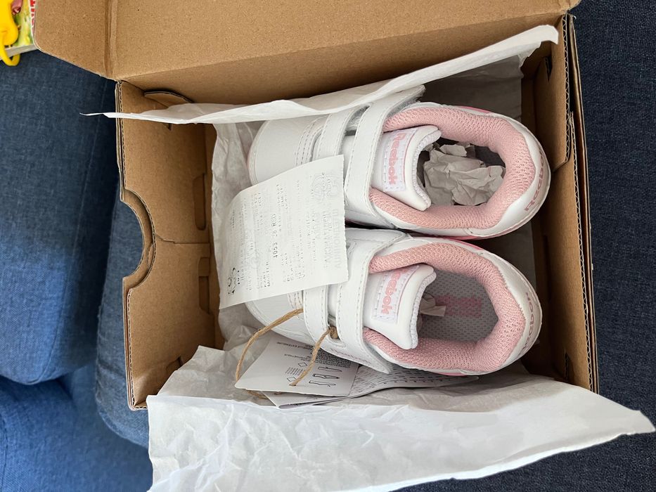 Нови с етикет детски обувки на reebok, 21,5 номер