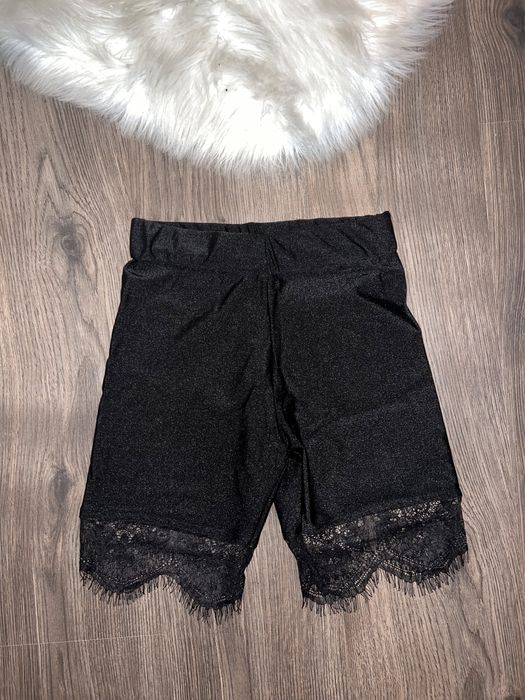 Pantaloni trei sfert cu dantela