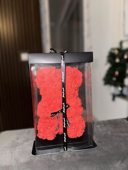 Подаръчно мече с вечни рози и елегантна панделка - идеално за празници