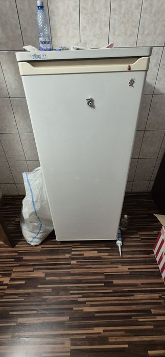 Vând frigider Arctic, înălțime 1.5 metri
