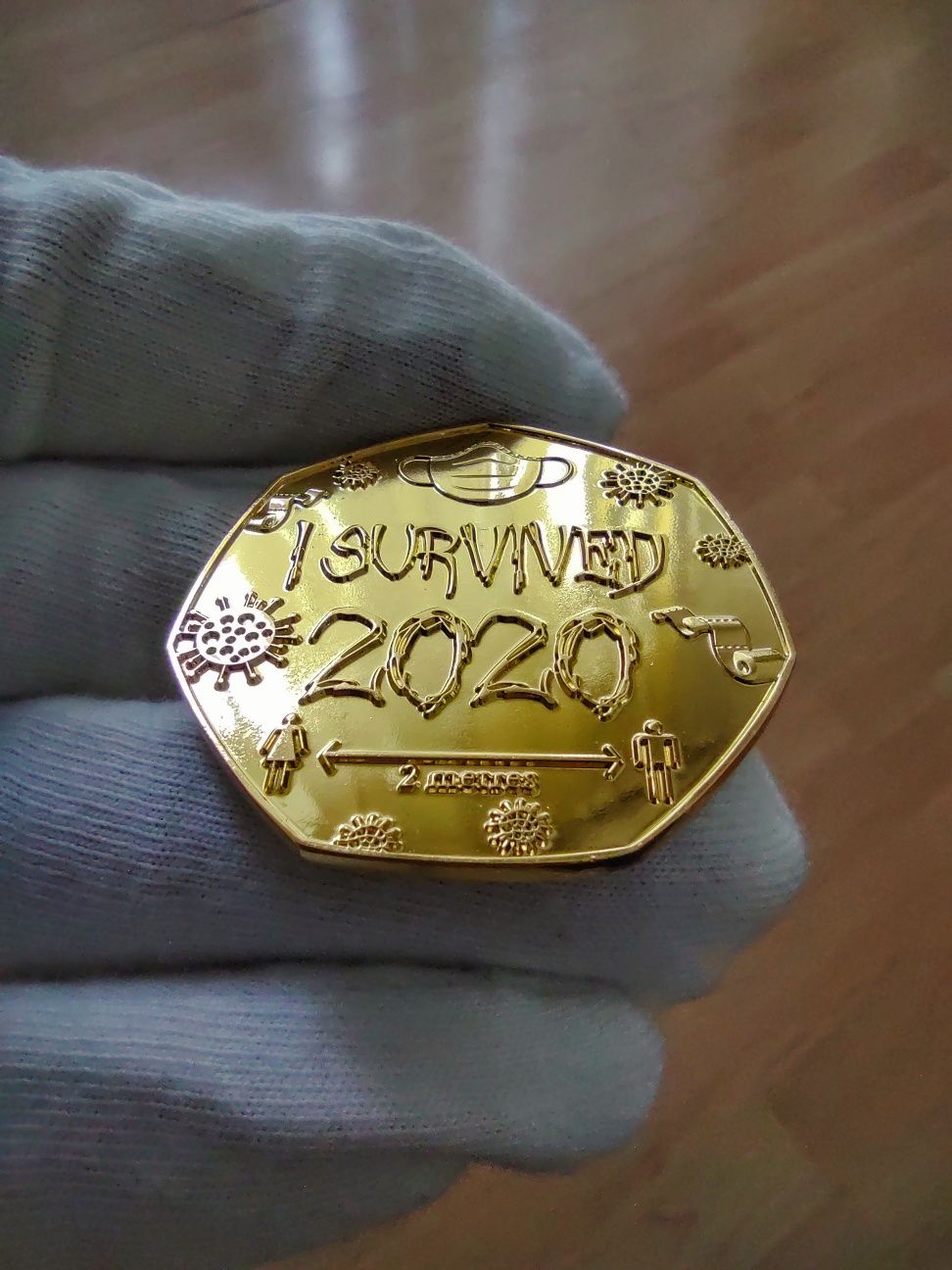 Vând monedă (souvenir) deosebită "SURVIVED 2020" aurită