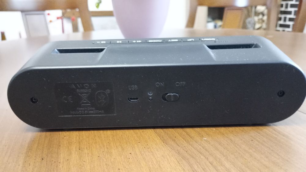 Boxa noua, portabila cu ceas și termometru