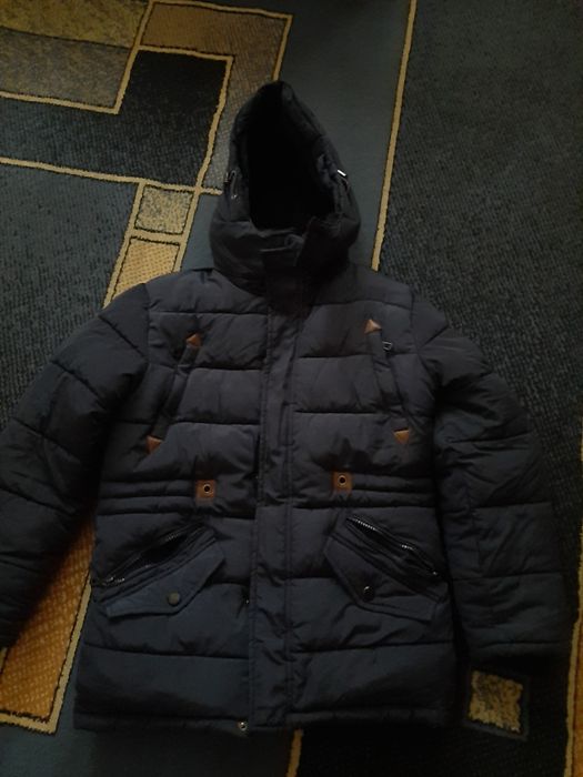 Продам на мальчика куртку зимнюю.