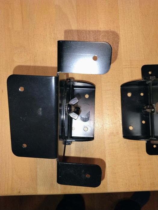 Suporți boxe 25 kg negre reglabile.