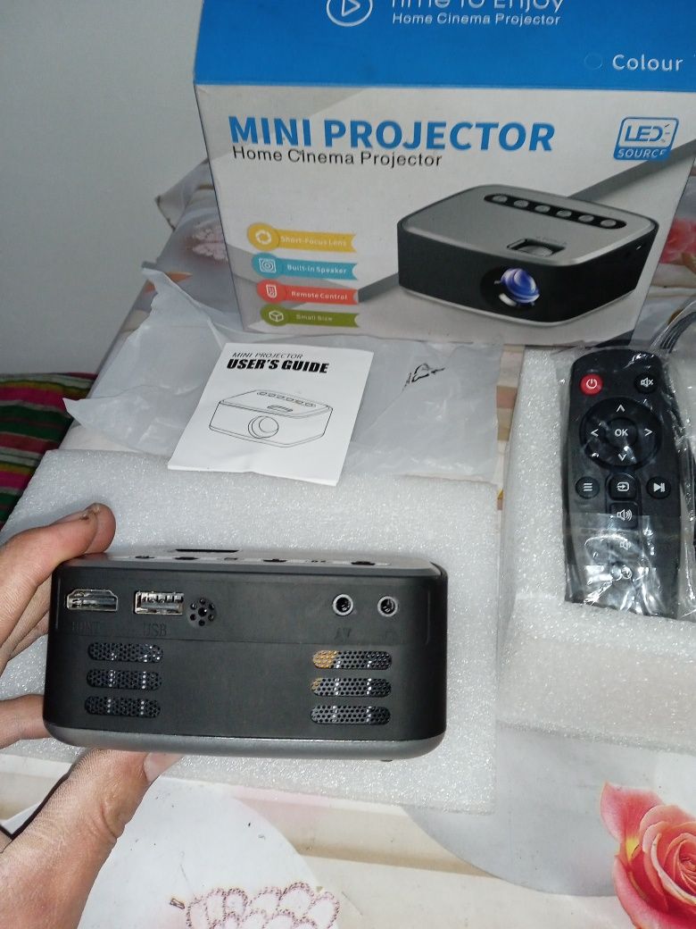 Mini projector sotiladi yangi