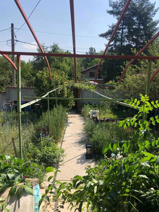 Къща с прекрасна гледка и голям двор на 20 км от София!