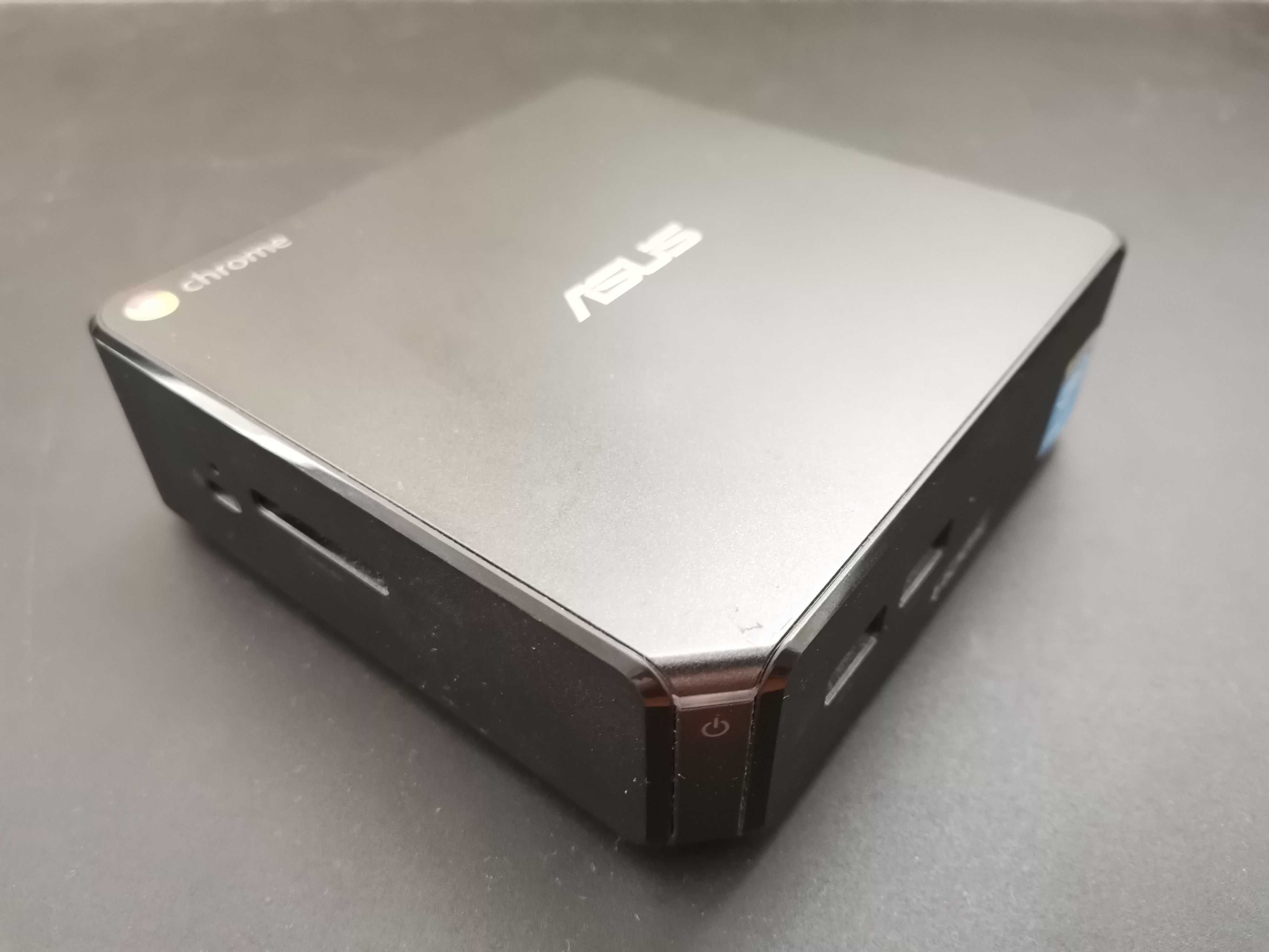 Мини компютър ASUS Chromebox CN62 с безжична мишка и клавиатура