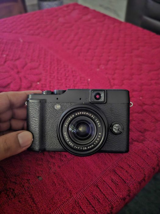 Fujifilm X10 Near Mint с царапиной на экране, полная работоспособность