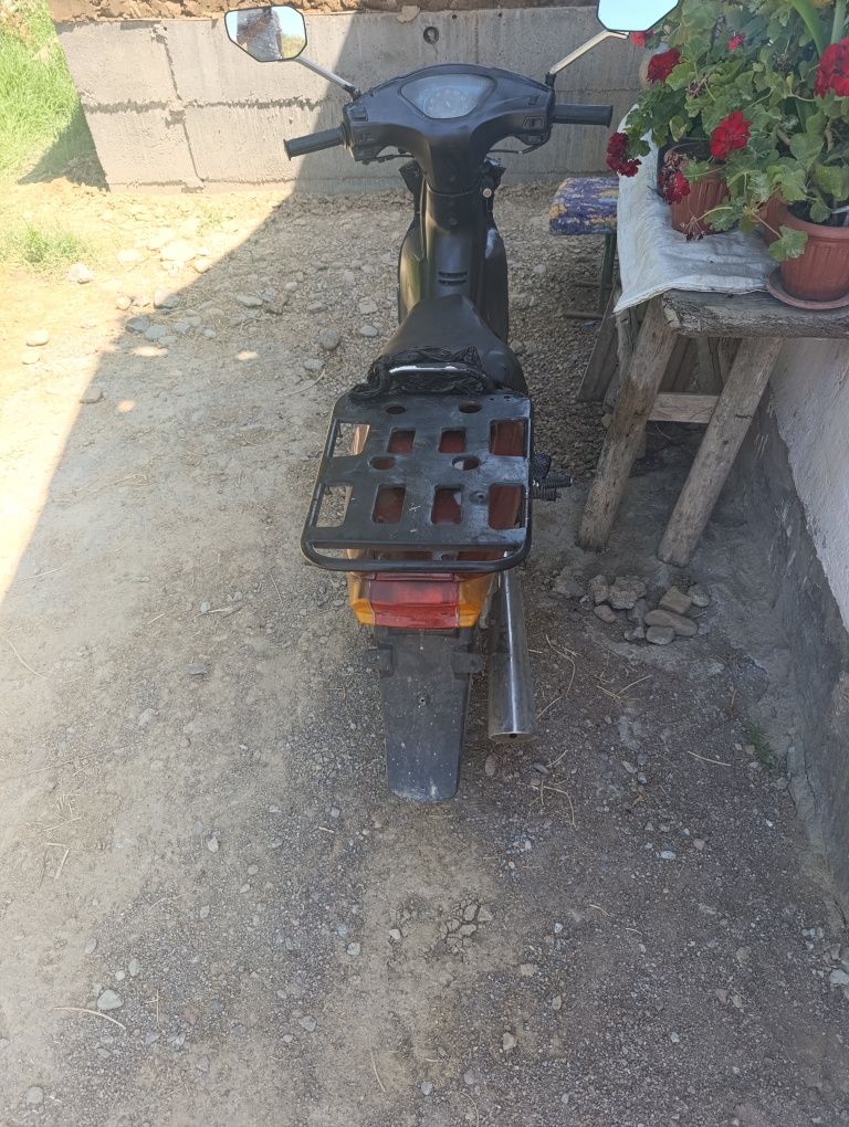 Binzin skutr sotladi