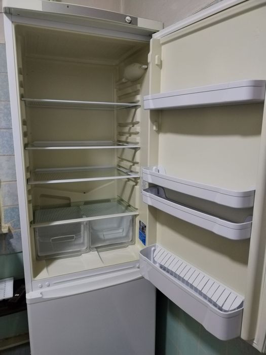 Продаётся холодильник Indesit.