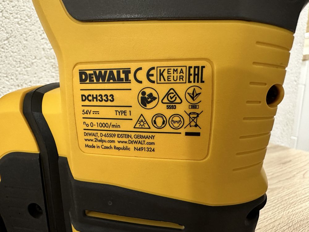 Rotopercutor Dewalt DCH333, masina de gaurit (Hilti, Milwaukee)