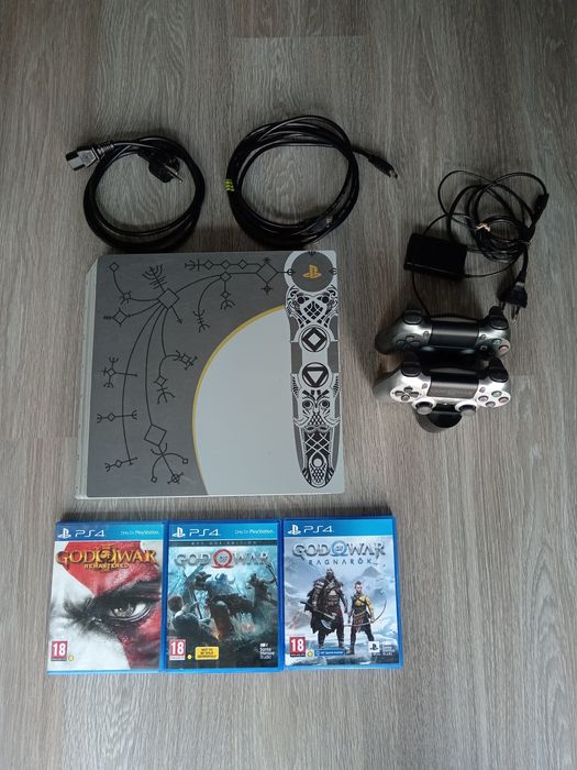 PlayStation 4 cu 2 controllere și 3 jocuri