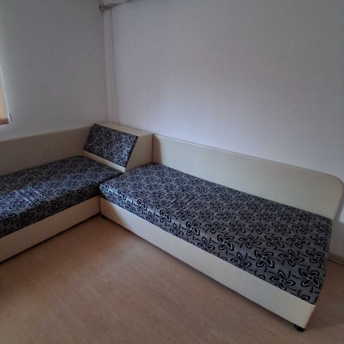 Продавам две ъглови легла с матраци и ракла