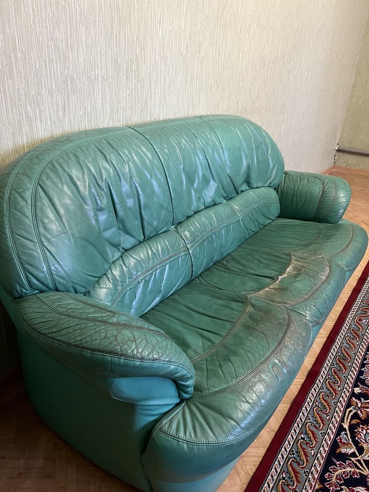 Кожаные диваны и кресло
