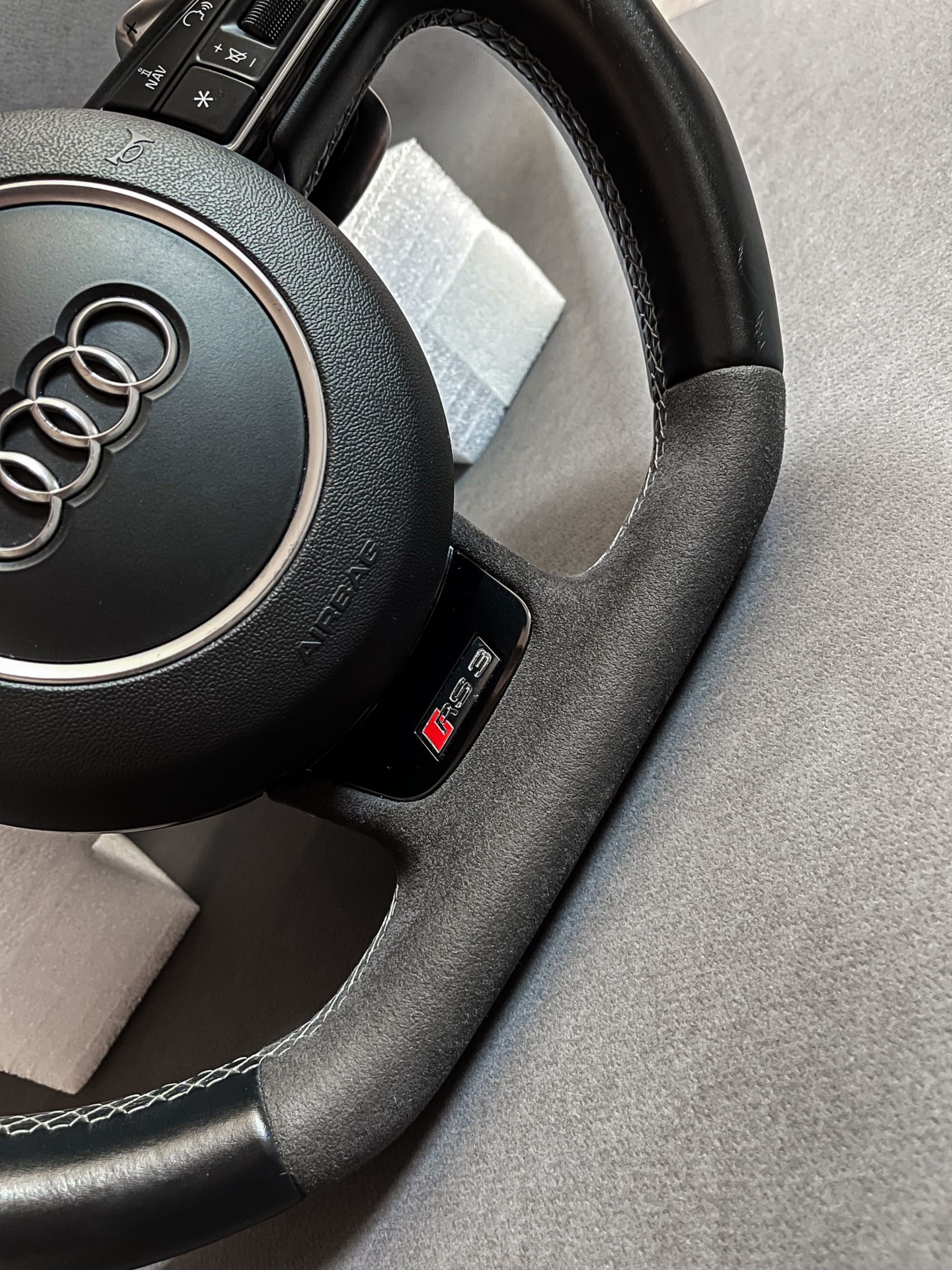 Audi RS3 8V Flat Bottom Волан Алкантара ( Оригинален )
