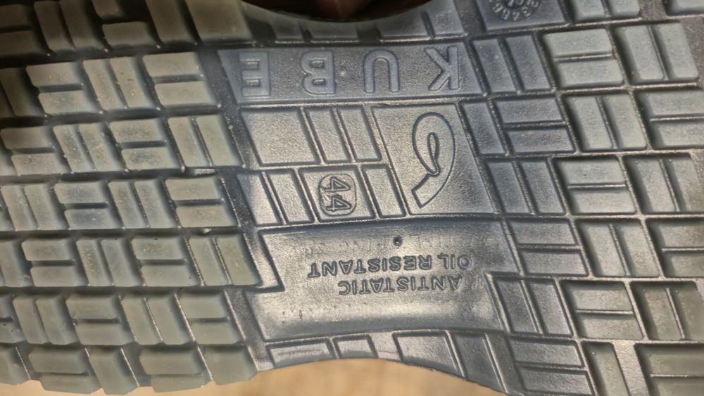 Продавам работни обувки със защитно бомбе  Giasco 44 номер, Нови