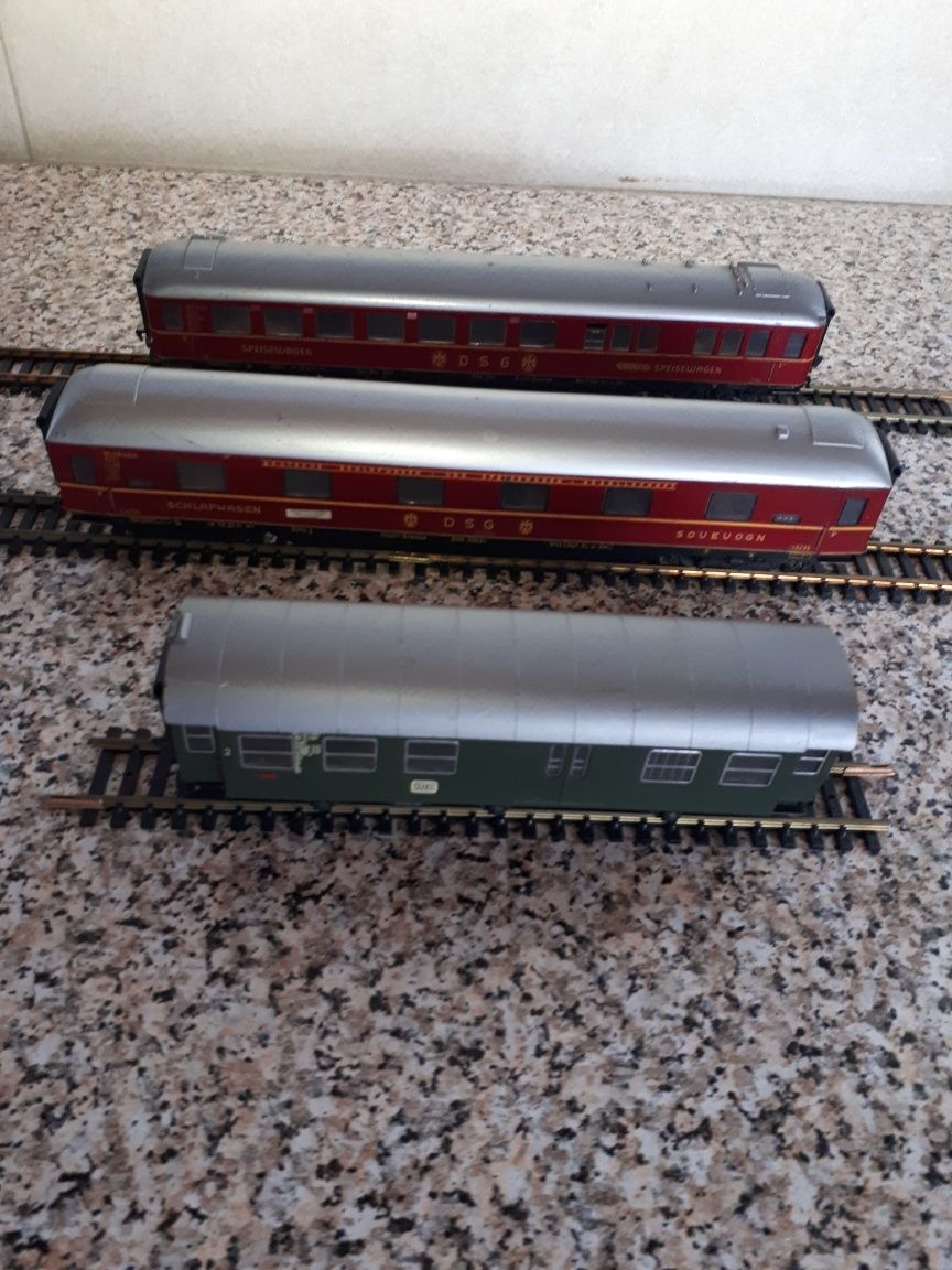 Locomotiva diesel cu 3 vagoane