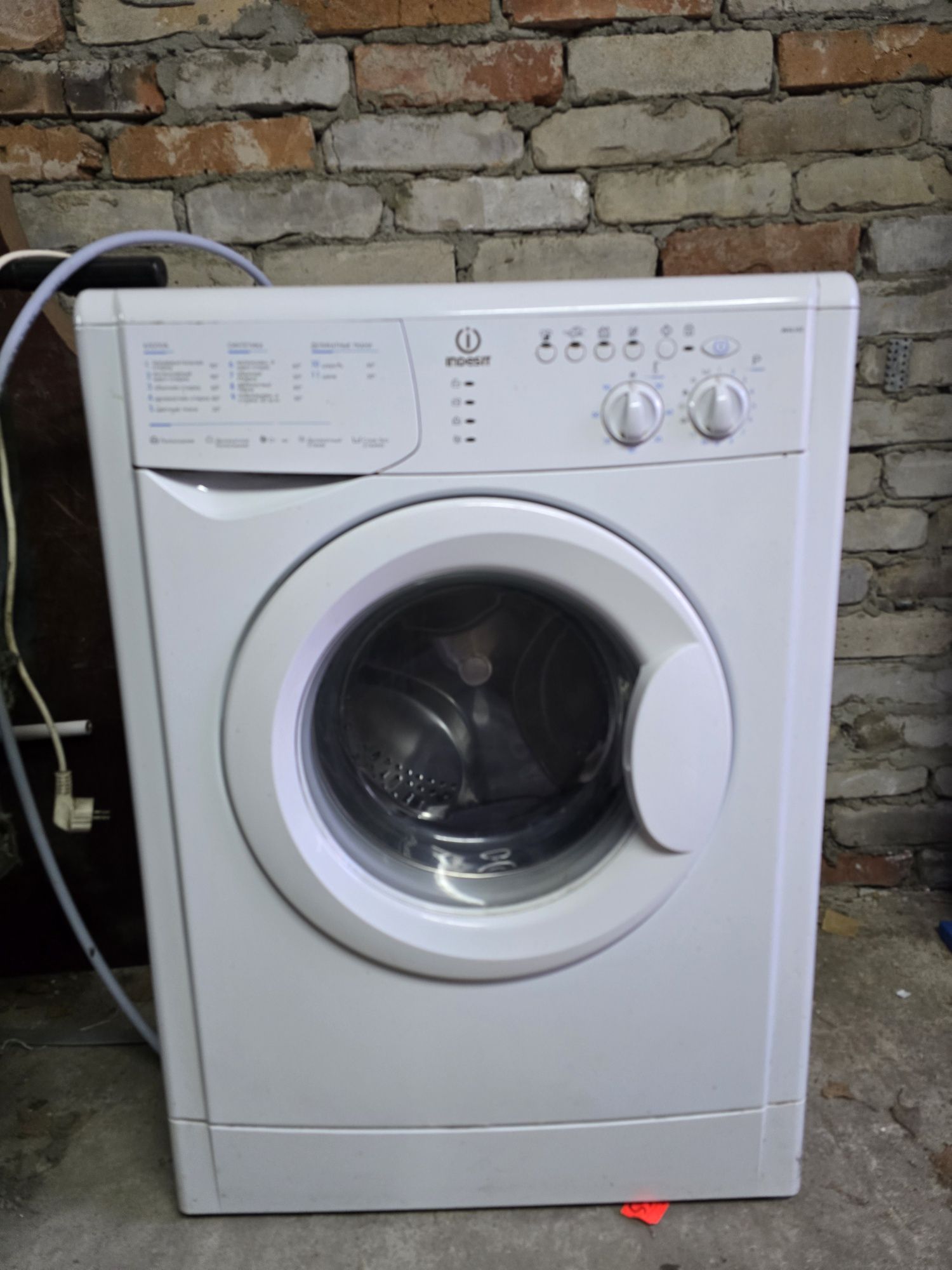Продам стиральную машину Indesit sw 010413