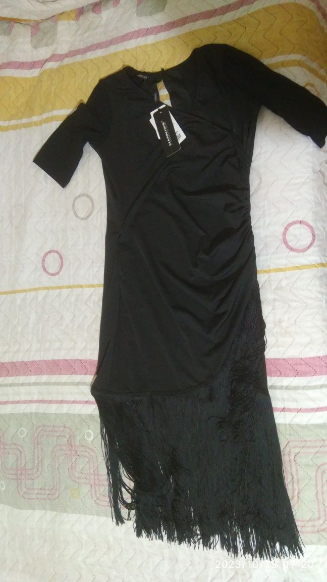 Черное платье с бахромой