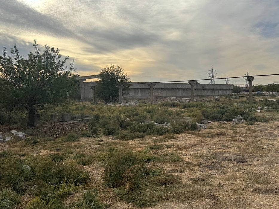 Чирчик. Продам 5 га. Строени под снос