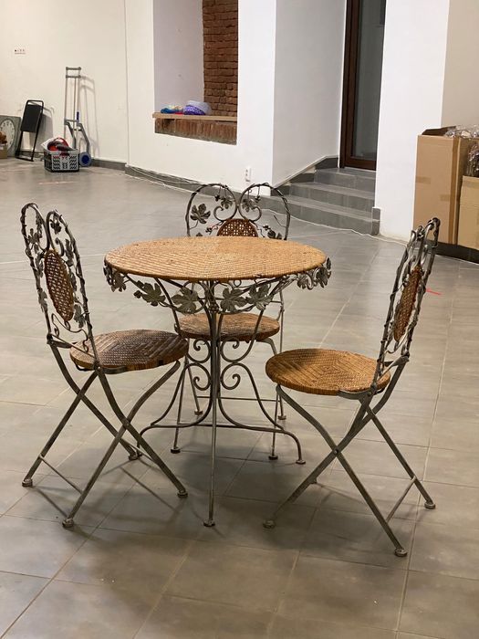 Set masa cu doua scaune din fier forjat si ratan