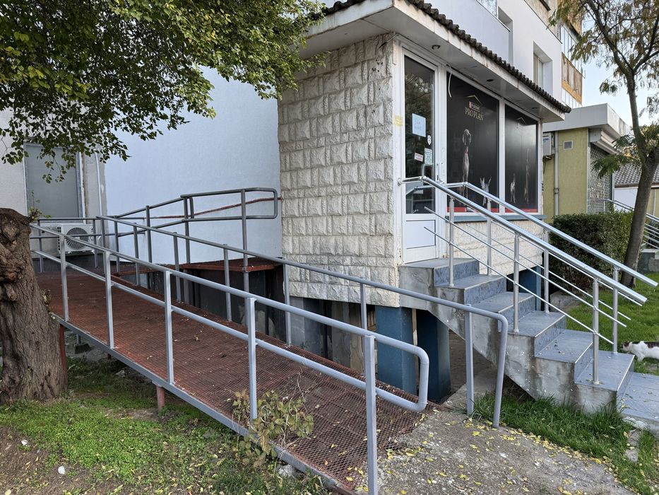 Дава се под наем Магазин в Ловеч, Младост - 30 кв.м за 204 € - Снимка #1