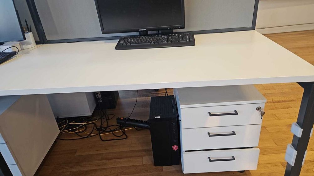 Офисные столы, тумбочки