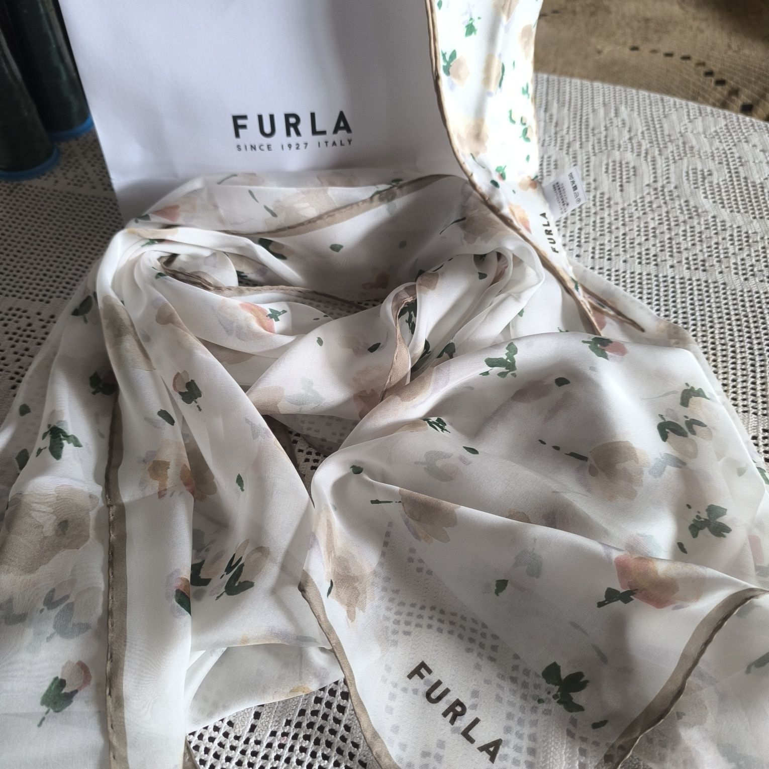 Оригинален комплект на FURLA - шал и кърпа за чанта от коприна