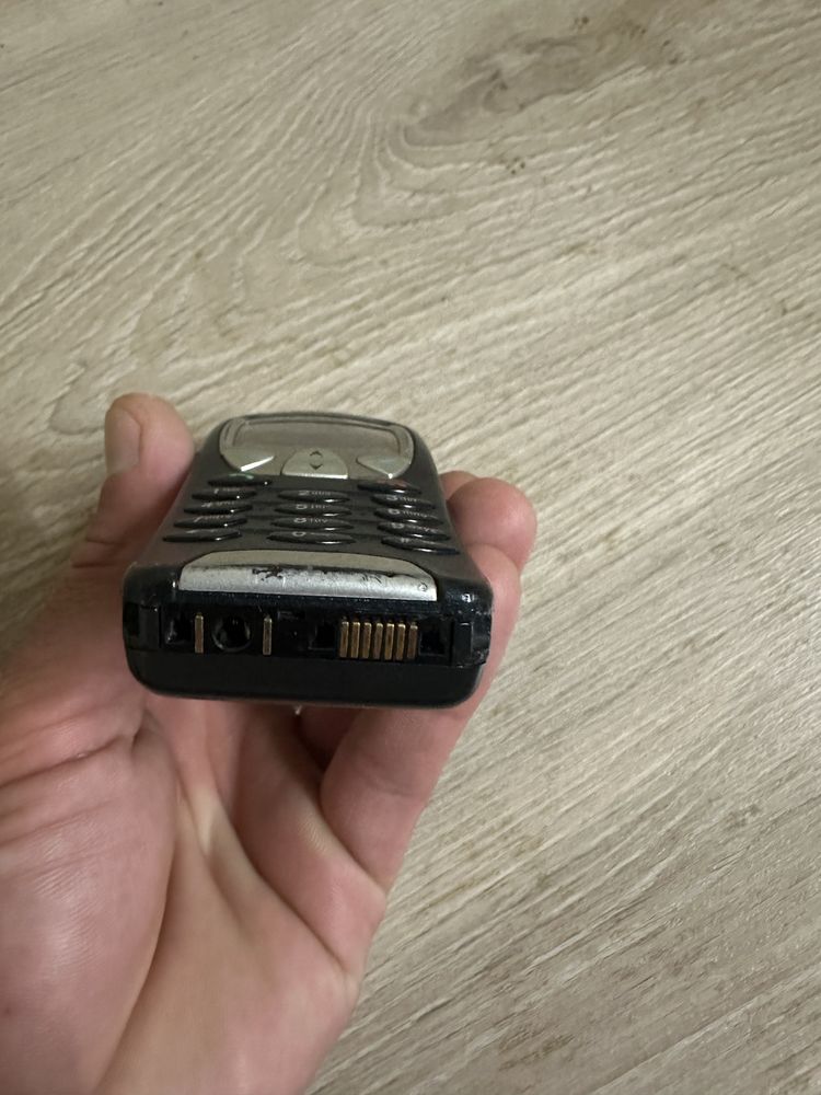 Nokia 6210.
