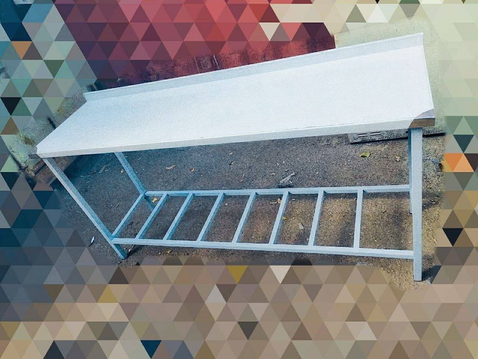 Стол с металлическим каркасом