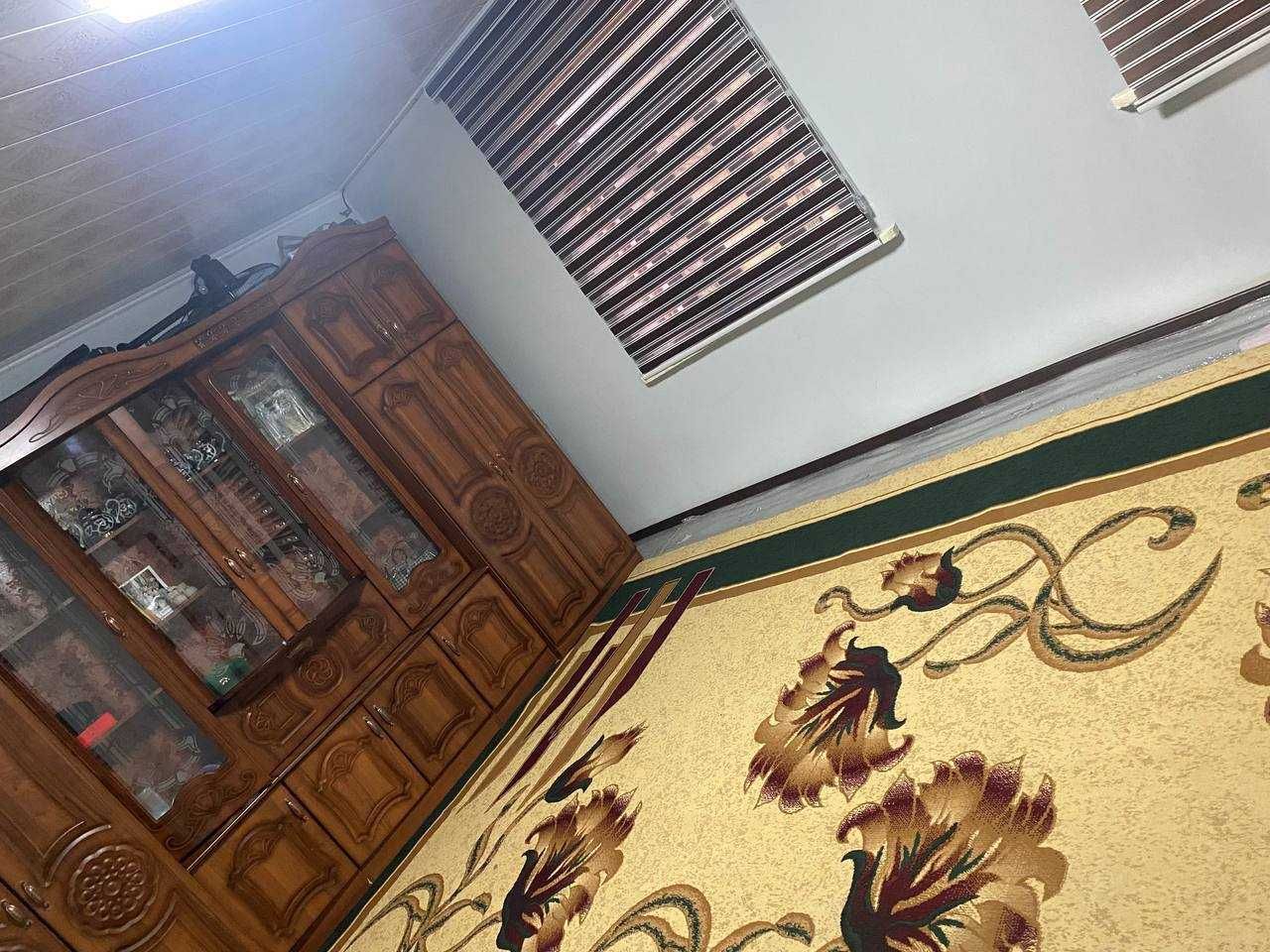 1-son maktab oldida joylashgan