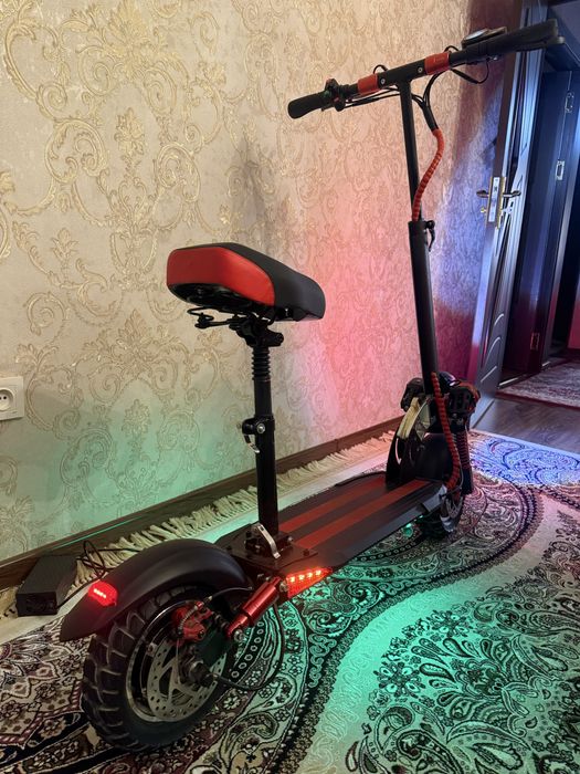 Электронный самокат с сидением в отличным состоянии.