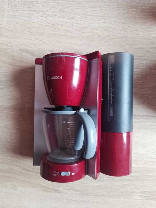 Set pentru micul dejun Theo Klein Bosch cu accesorii, roșu, ca nou.