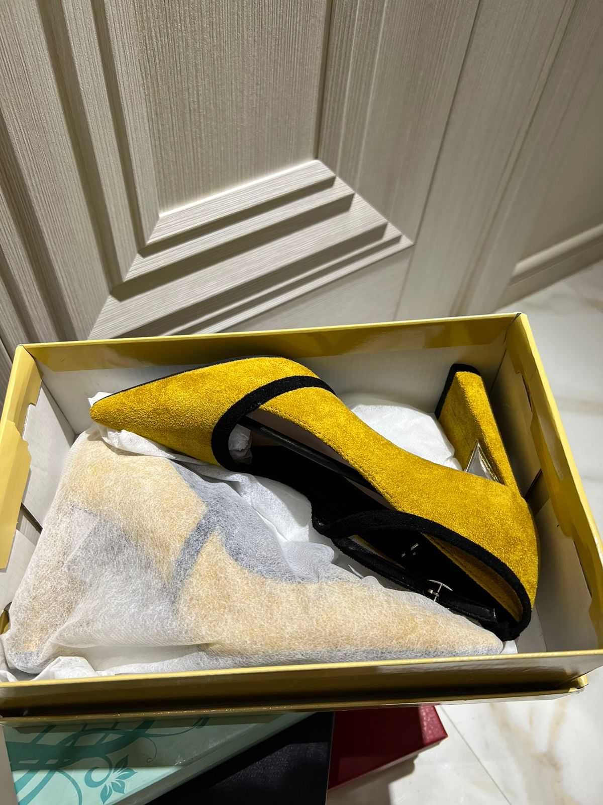 Продаю обувь желтого цвета