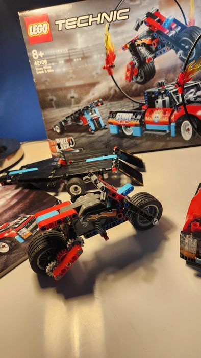 LEGO Technic Camion si motocicleta pentru cascadorii 42106, 610 piese
