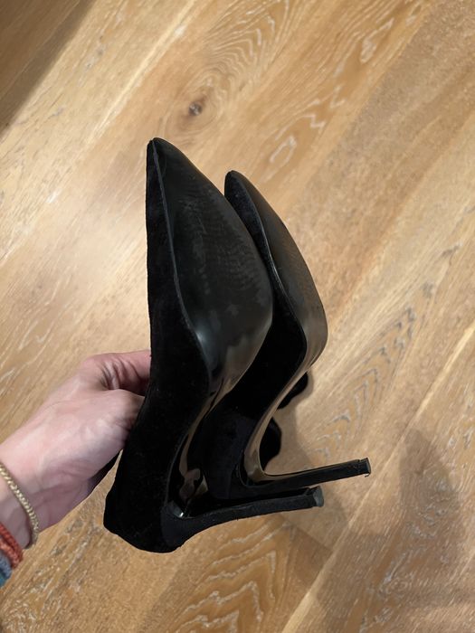 Vand cizme din catifea de culoare neagra
