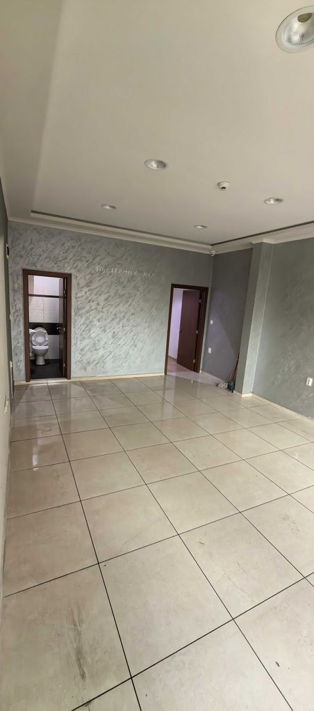 Дава се под наем Магазин в Карлово - 43 кв.м за 550 € - Снимка #1