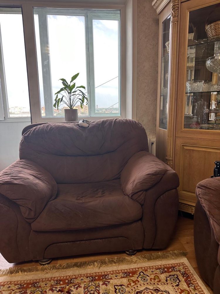 Срочно продам диван + кресло
