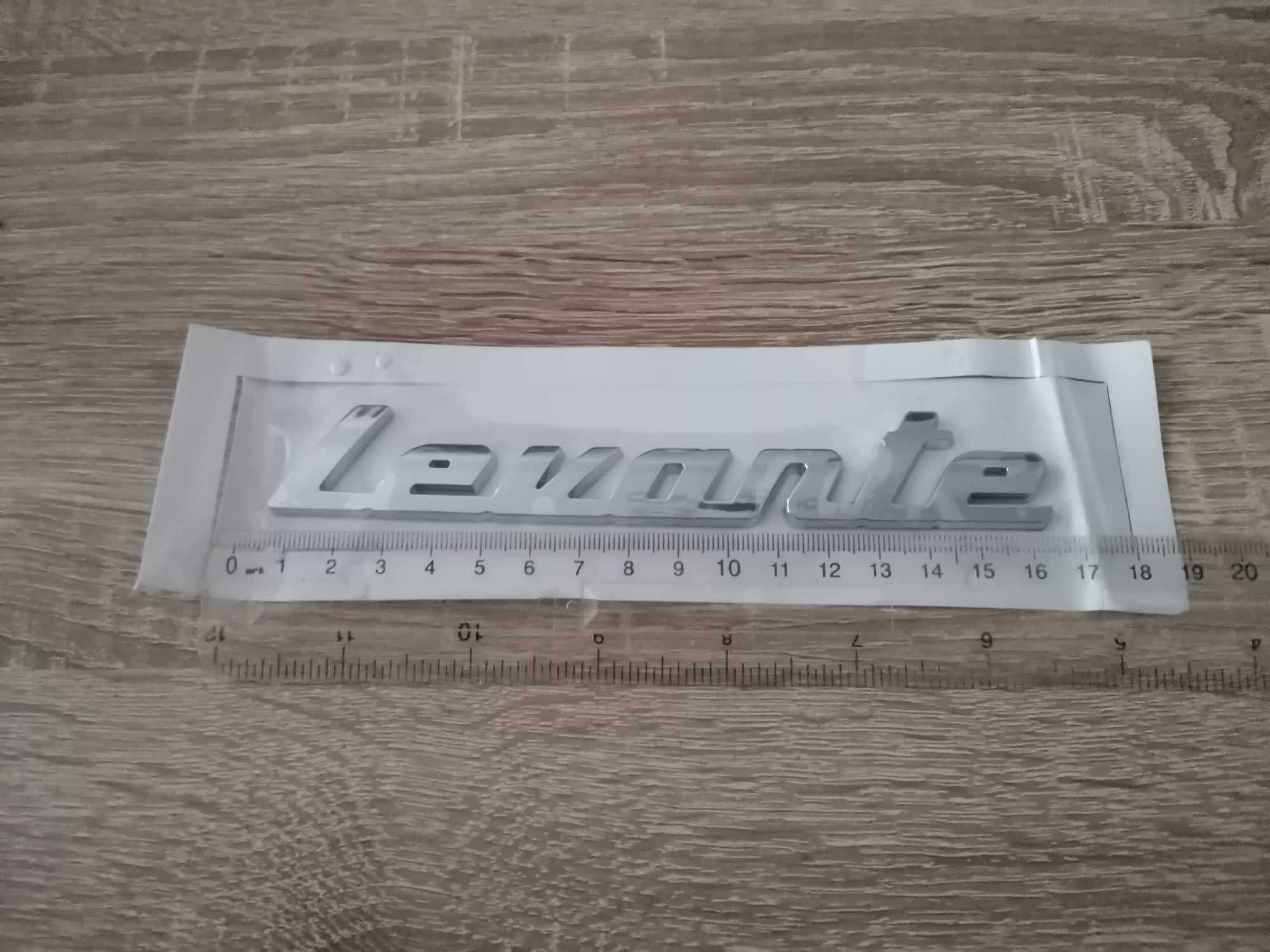 Maserati Levante сребриста емблема лого