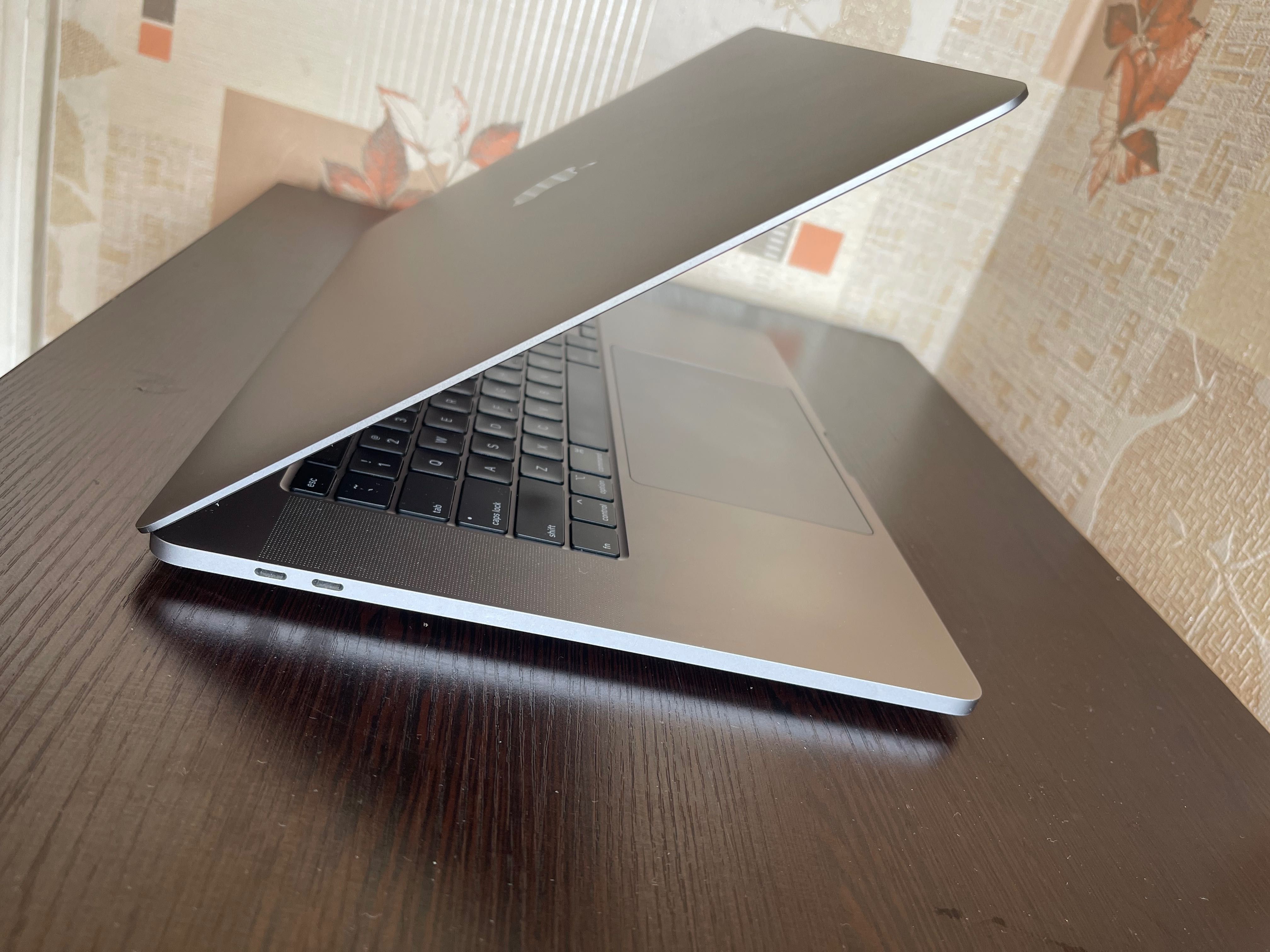MacBook i7 16gb / 512 gb