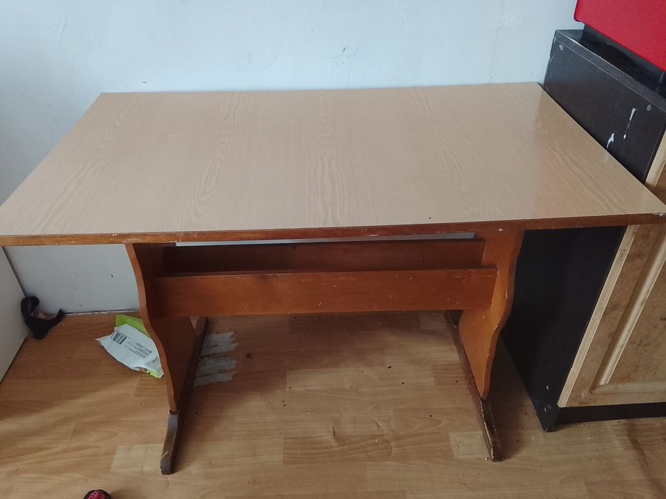 Продам за 3000тг. Стол кухонный. Состояние хорошее.